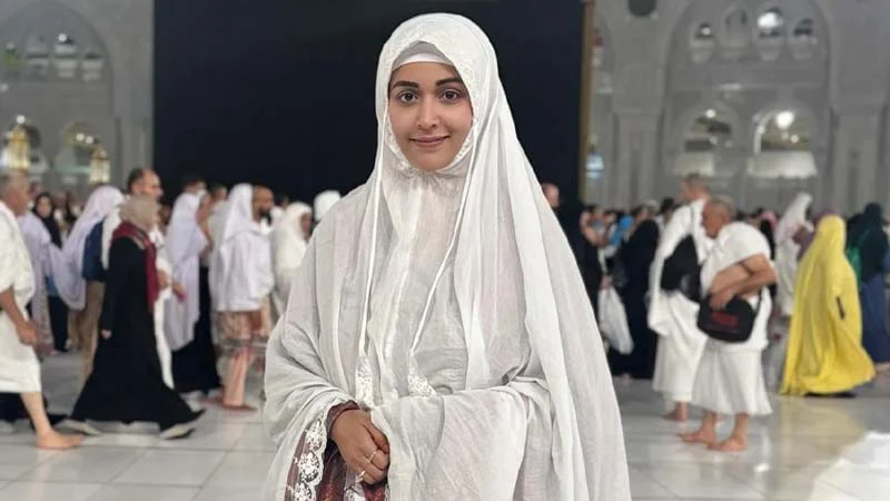 ওমরাহ করলেন অহনা রহমান, বিশ্বাস ও ঈমান নিয়ে যা বললেন অভিনেত্রী